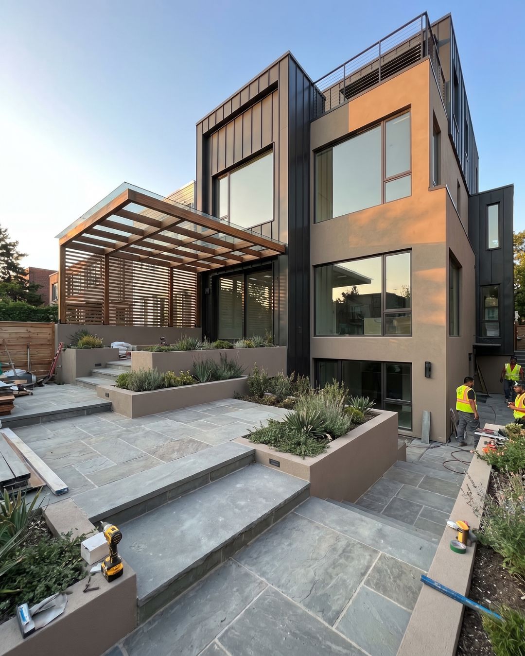 Accès extérieur et jardin aménagé pour valoriser une maison